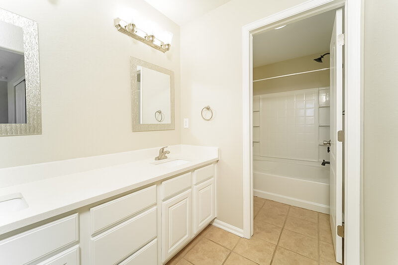 2,680/Mo, 16304 E Hollow Horn Ave Parker, CO 80134 Main Bathroom View