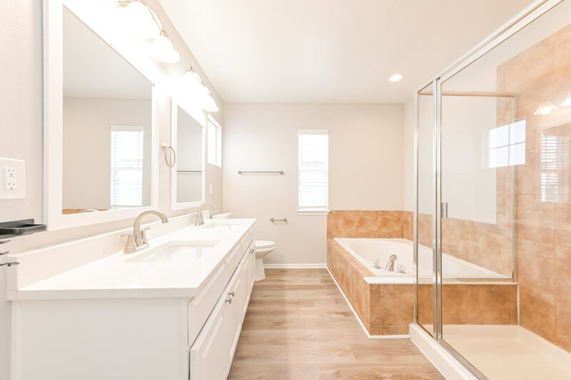 2,705/Mo, 7344 S Memphis St Aurora, CO 80016 Main Bathroom View