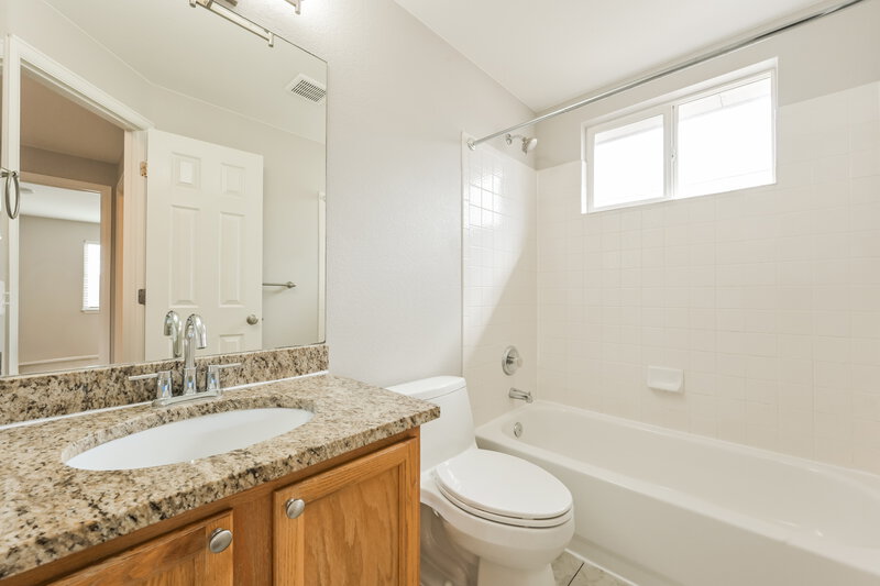 3,195/Mo, 647 Branding Iron Ln Castle Rock, CO 80104 Bathroom View