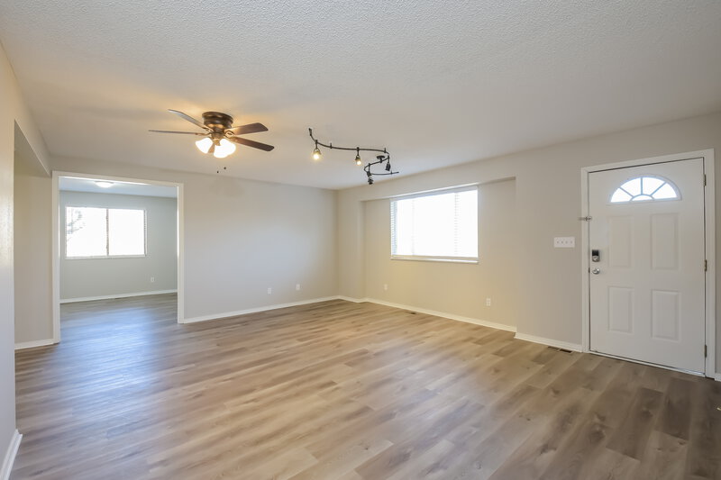 2,765/Mo, 7533 S Estes Ct Littleton, CO 80128 Living Room View 2
