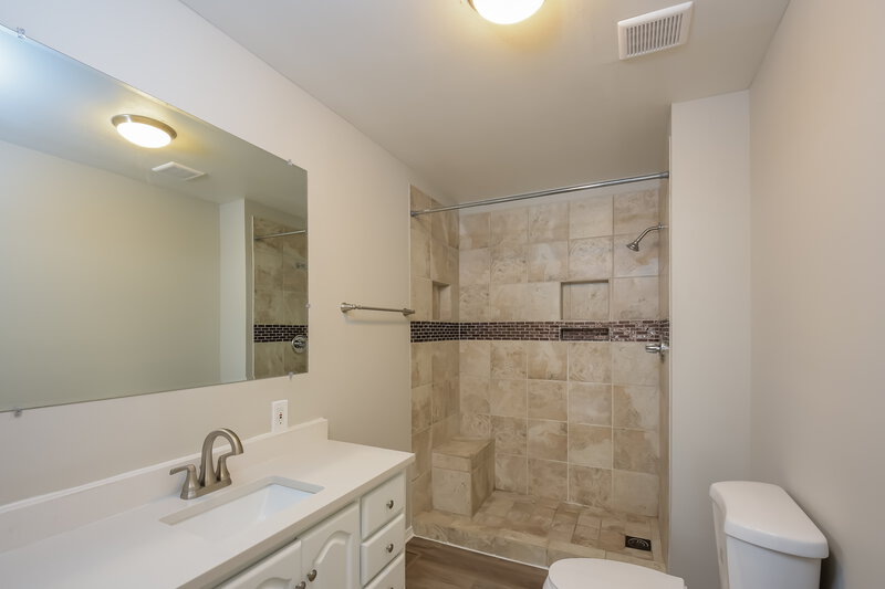 2,765/Mo, 7533 S Estes Ct Littleton, CO 80128 Main Bathroom View