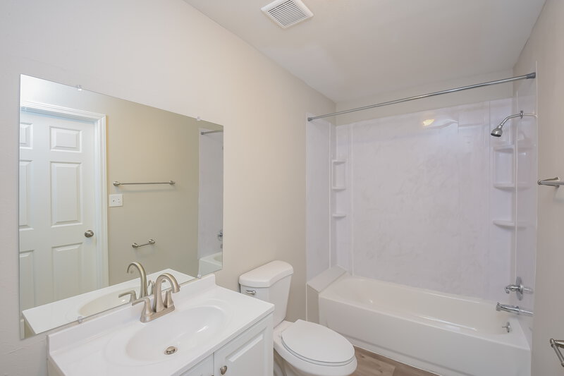 2,765/Mo, 7533 S Estes Ct Littleton, CO 80128 Bathroom View