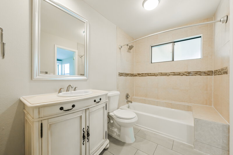 3,285/Mo, 8993 W Ontario Ave Littleton, CO 80128 Main Bathroom View