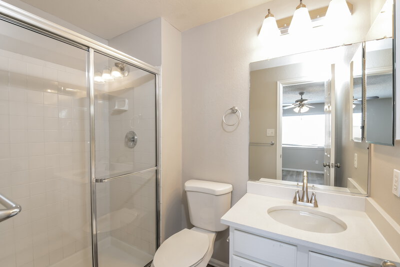 2,750/Mo, 13587 Bellaire St Thornton, CO 80241 Main Bathroom View