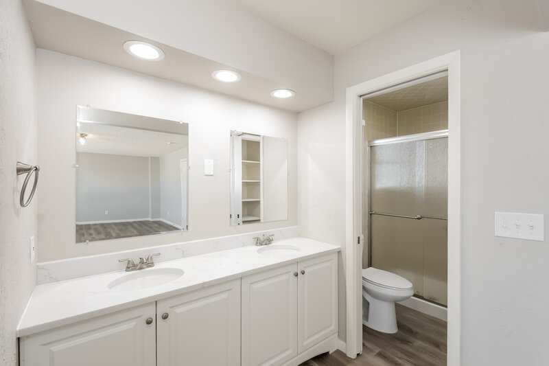 2,630/Mo, 14060 E Arkansas Pl Aurora, CO 80012 Main Bathroom View