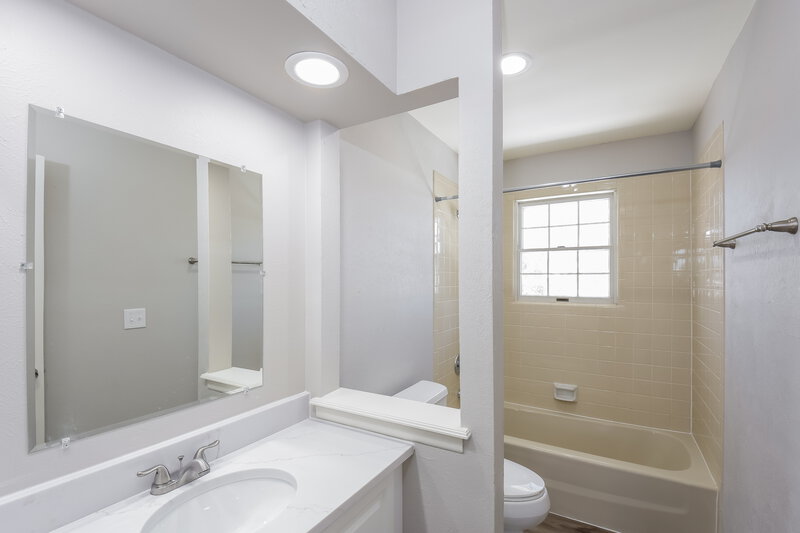 2,630/Mo, 14060 E Arkansas Pl Aurora, CO 80012 Bathroom View