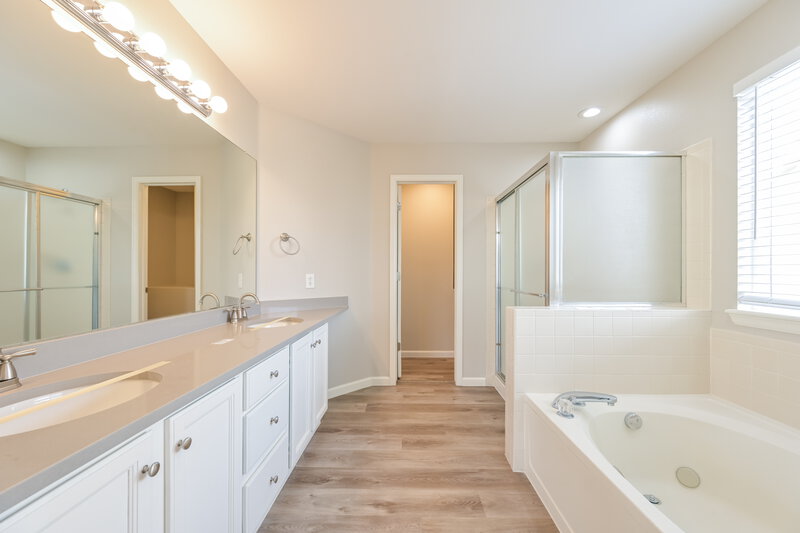 3,175/Mo, 5755 S Andes St Aurora, CO 80015 Main Bathroom View