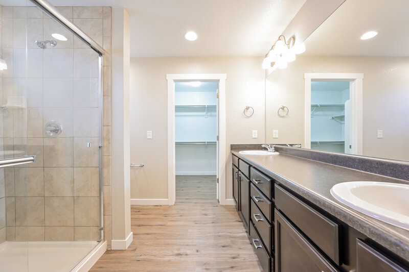 4,570/Mo, 17931 E 106th Pl Commerce City, CO 80022 Main Bathroom View