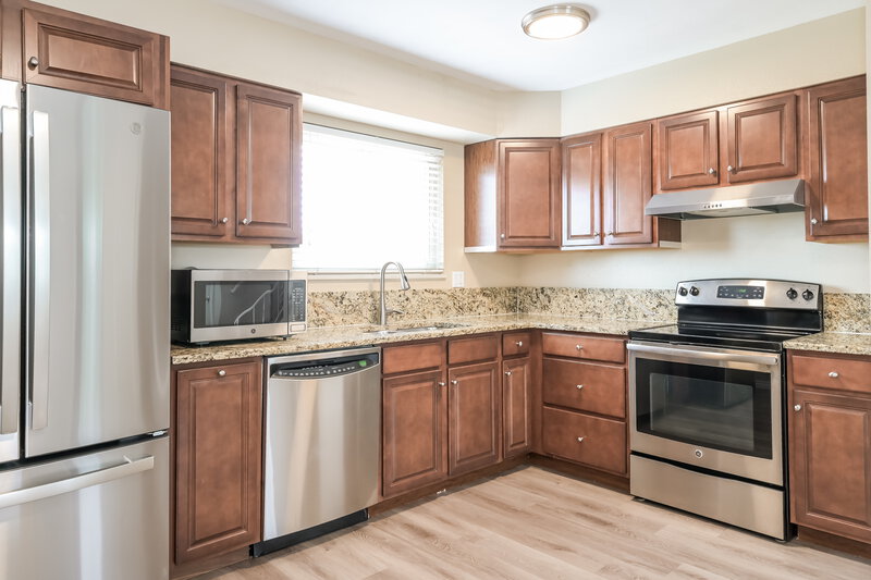 2,690/Mo, 1679 S Naples St Aurora, CO 80017 Kitchen View