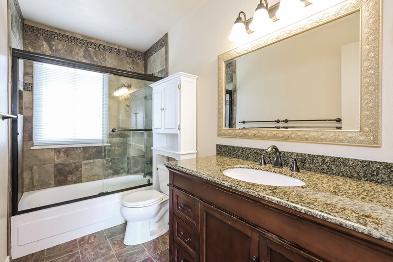 2,690/Mo, 1679 S Naples St Aurora, CO 80017 Main Bathroom View
