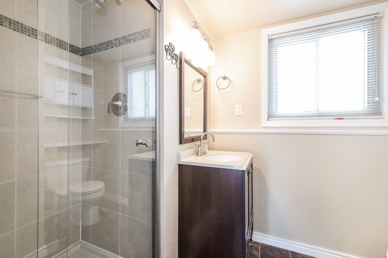 2,690/Mo, 1679 S Naples St Aurora, CO 80017 Bathroom View