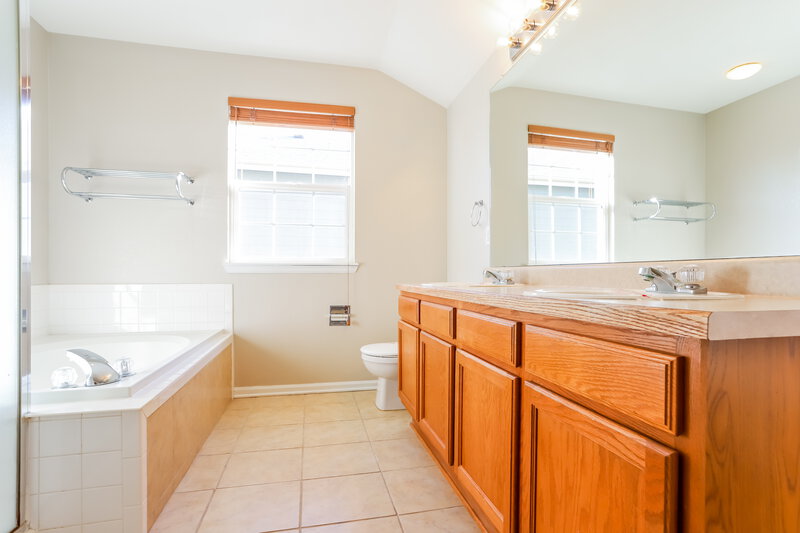 2,970/Mo, 1231 Riddlewood Rd Highlands Ranch, CO 80129 Main Bathroom View