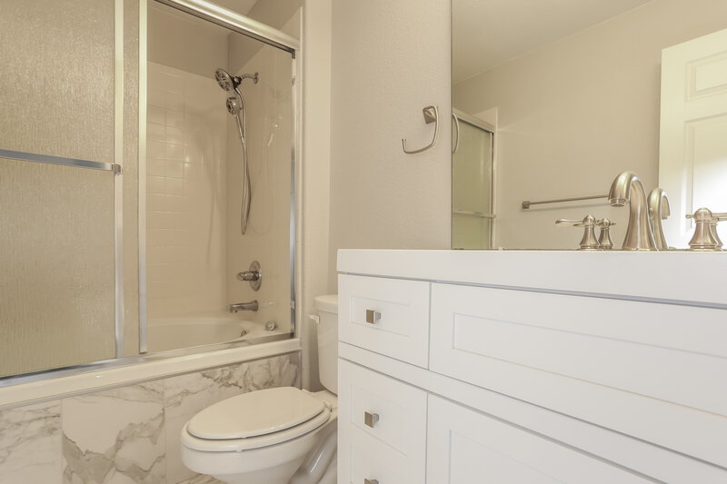 2,700/Mo, 5722 S Quemoy Cir Centennial, CO 80015 Main Bathroom View