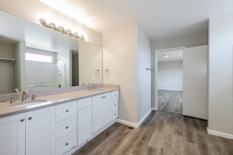 3,595/Mo, 5026 Perth Ct Denver, CO 80249 Main Bathroom View