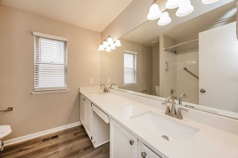 2,670/Mo, 8327 Chancellor Dr Colorado Springs, CO 80920 Main Bathroom View