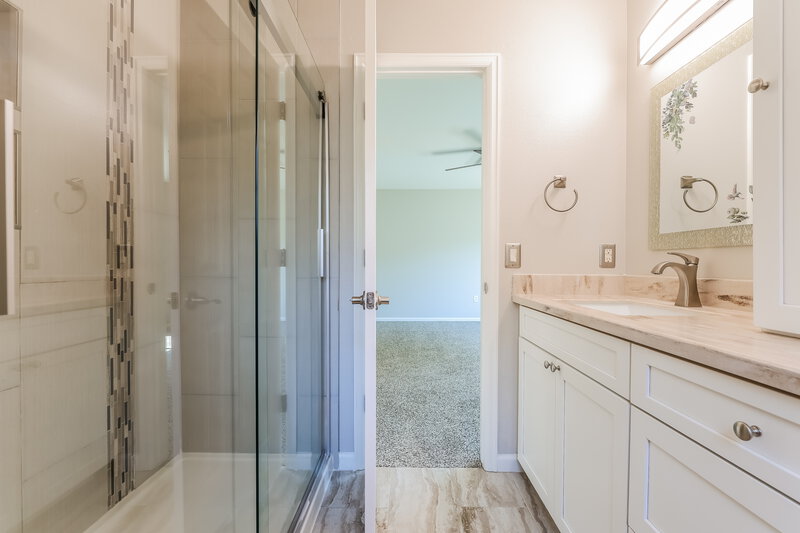 3,285/Mo, 5544 S Wenatchee St Aurora, CO 80015 Main Bathroom View