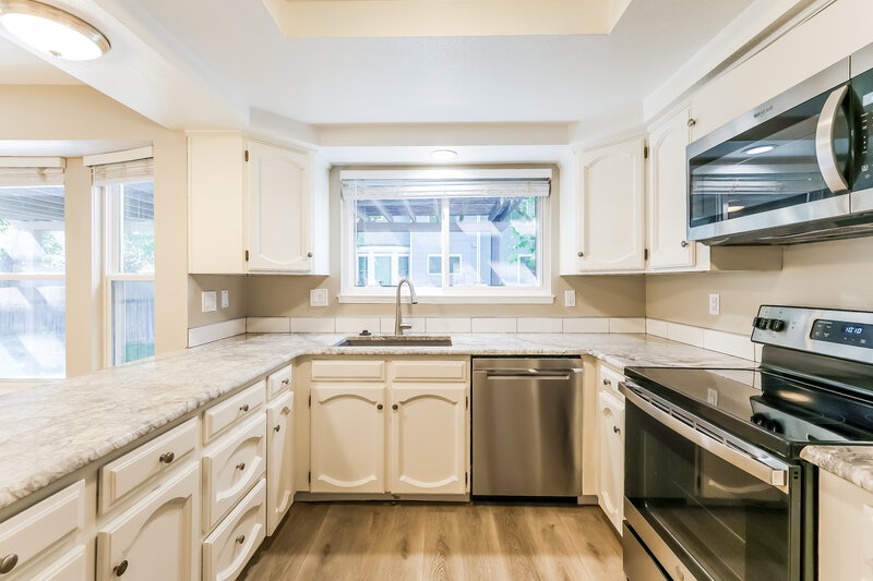 3,715/Mo, 15092 E Chenango Ave Aurora, CO 80015 Kitchen View 2