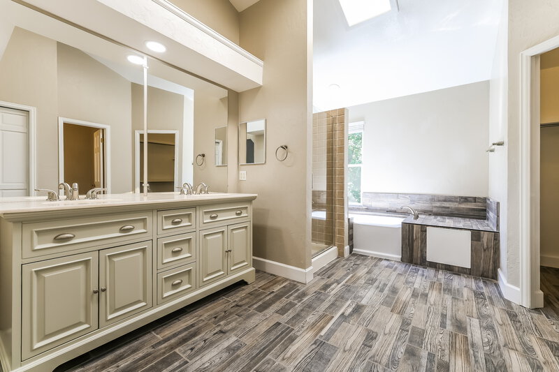 3,715/Mo, 15092 E Chenango Ave Aurora, CO 80015 Main Bathroom View