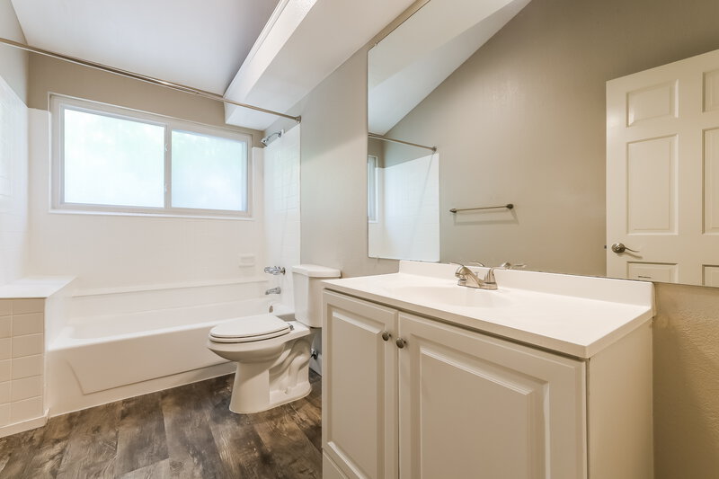3,715/Mo, 15092 E Chenango Ave Aurora, CO 80015 Bathroom View