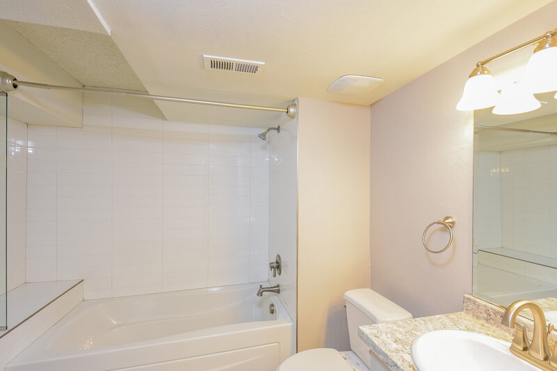 3,115/Mo, 12631 Irving Ct Broomfield, CO 80020 Main Bathroom View