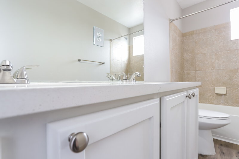 3,245/Mo, 21956 E Oberlin Pl Aurora, CO 80018 Main Bathroom View