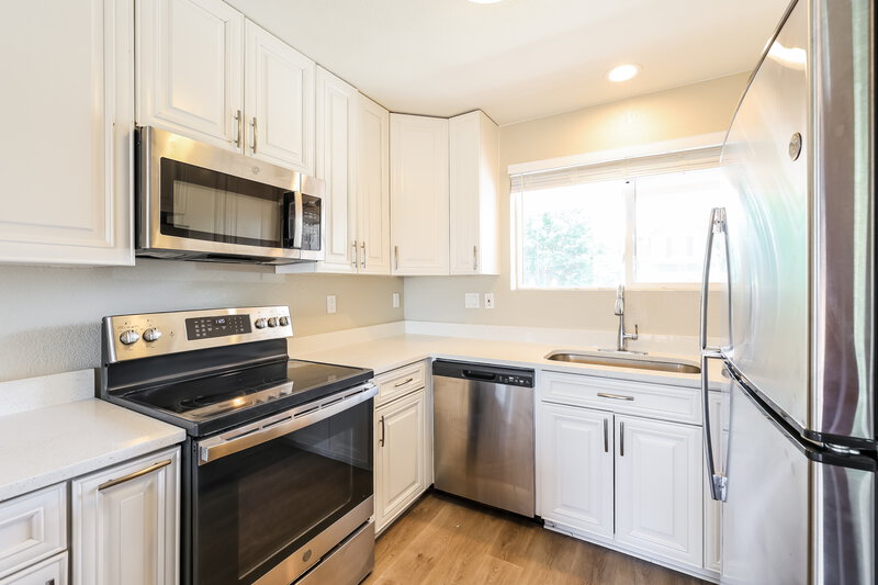 3,180/Mo, 12525 S Beaver Creek Way Parker, CO 80134 Kitchen View 2