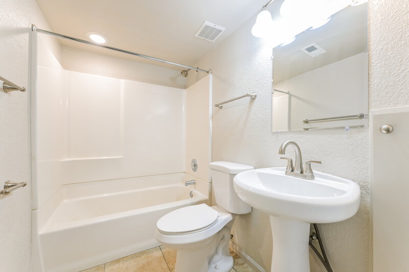 2,870/Mo, 5924 S Wenatchee St Aurora, CO 80015 Main Bathroom View