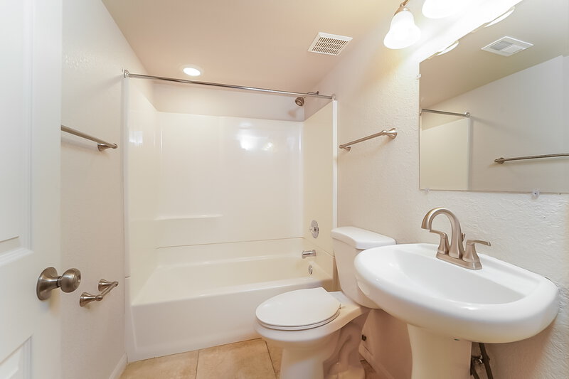 2,870/Mo, 5924 S Wenatchee St Aurora, CO 80015 Main Bathroom View