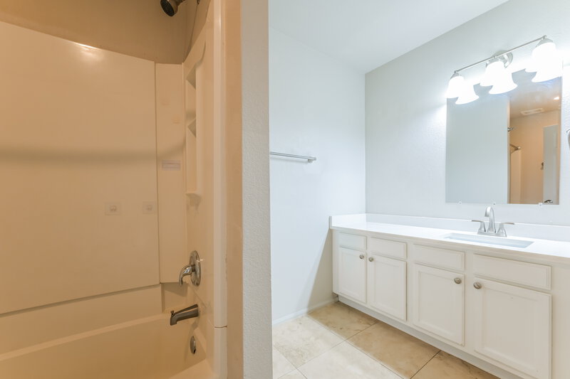 2,870/Mo, 5924 S Wenatchee St Aurora, CO 80015 Bathroom View