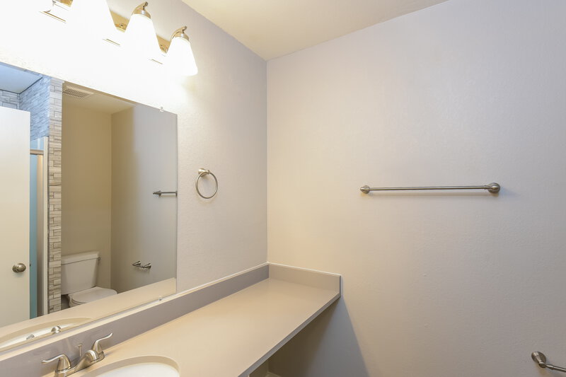 4,130/Mo, 5763 S Quatar Cir Centennial, CO 80015 Main Bathroom View