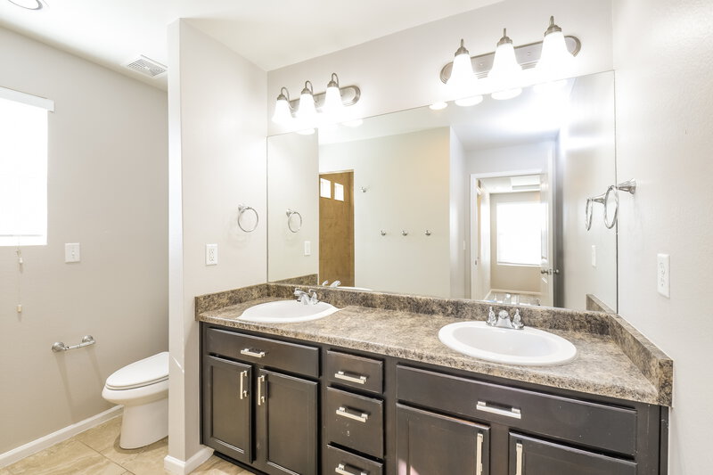 2,895/Mo, 10558 Worchester St Commerce City, CO 80022 Main Bathroom View