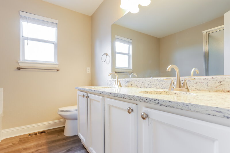 3,200/Mo, 5763 W 118th Place Westminster, CO 80020 Main Bathroom View