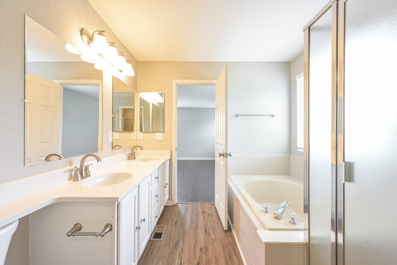 3,160/Mo, 20194 E Grand Ln Aurora, CO 80015 Main Bathroom View