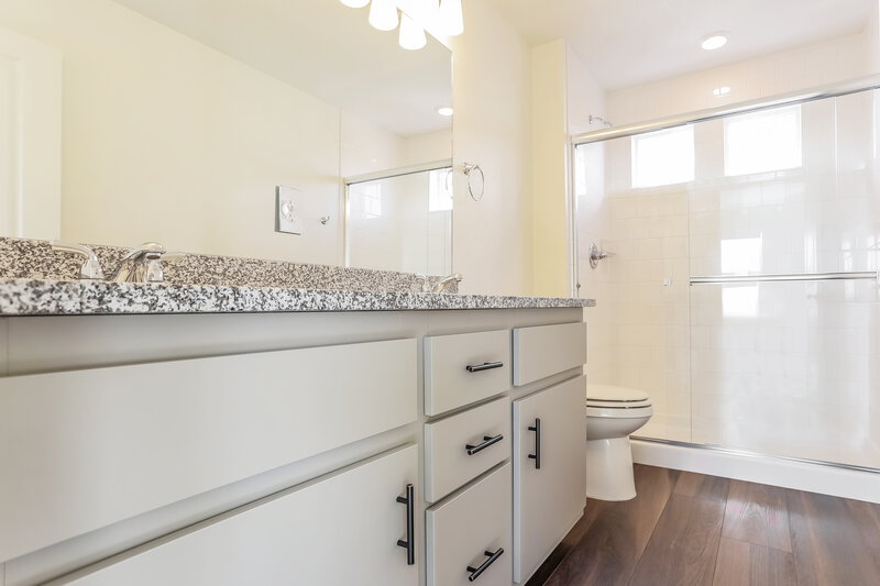 2,520/Mo, 18553 E. 47th Place Denver, CO 80249 Main Bathroom View