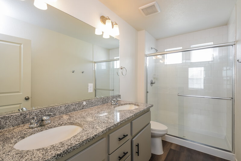 2,565/Mo, 18577 E. 47th Place Denver, CO 80249 Main Bathroom View