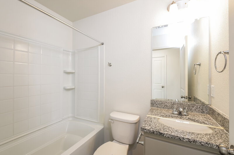 2,565/Mo, 18577 E. 47th Place Denver, CO 80249 Bathroom View 2
