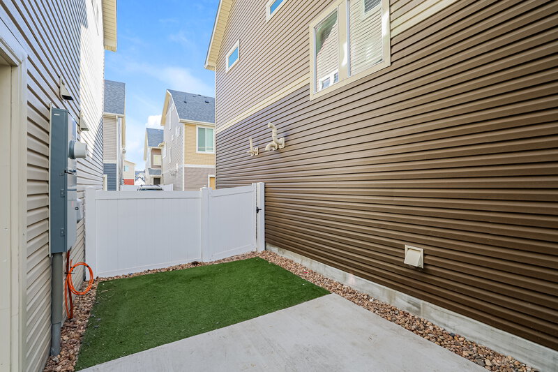 2,750/Mo, 18580 E. 47th Place Denver, CO 80249 Side View