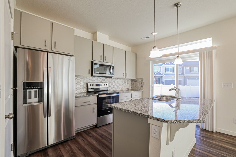 2,720/Mo, 18568 E. 47th Avenue Denver, CO 80249 Kitchen View 2