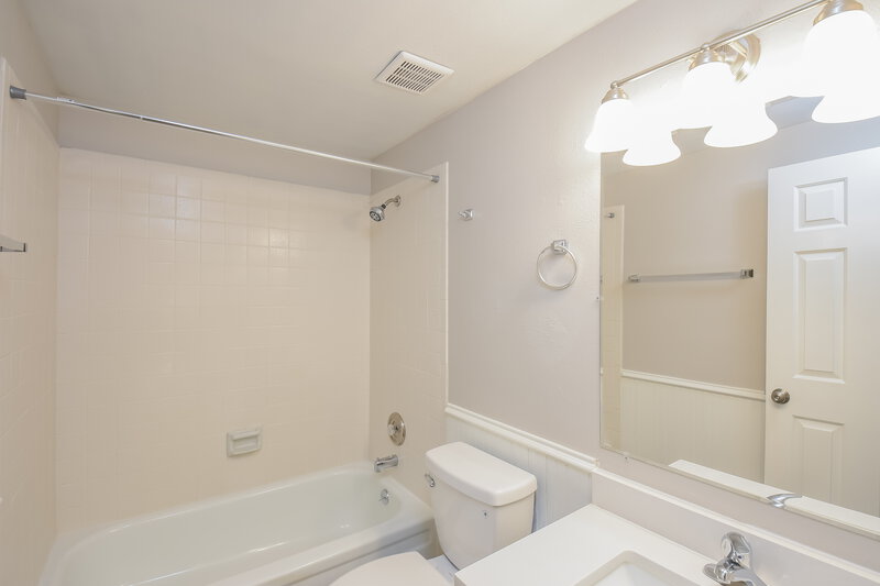 3,675/Mo, 17294 E Kenyon Dr Aurora, CO 80013 Main Bathroom View