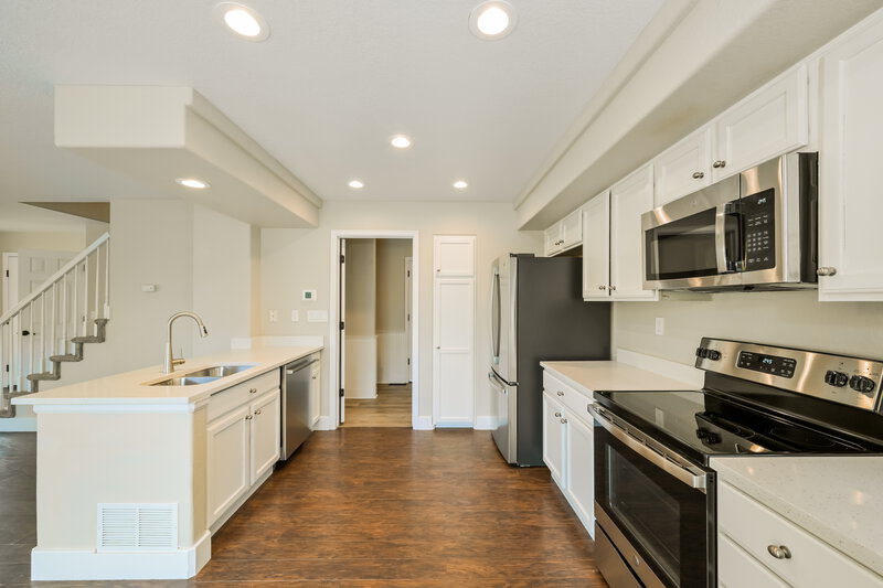2,990/Mo, 4483 Lyndenwood Pt Highlands Ranch, CO 80130 Kitchen View