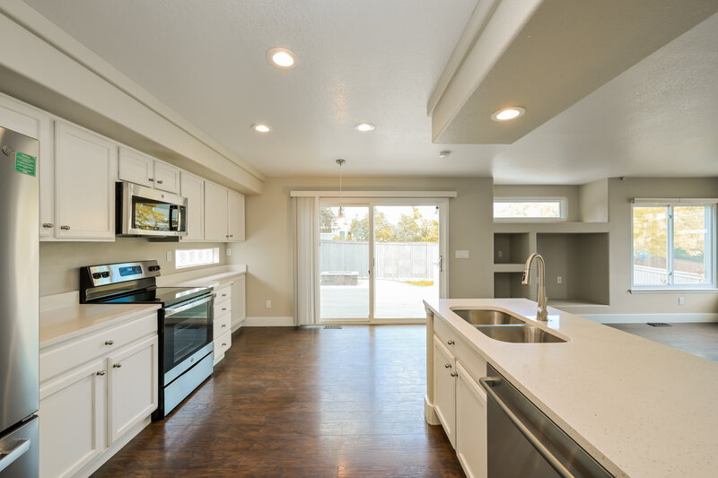 2,990/Mo, 4483 Lyndenwood Pt Highlands Ranch, CO 80130 Kitchen View 2