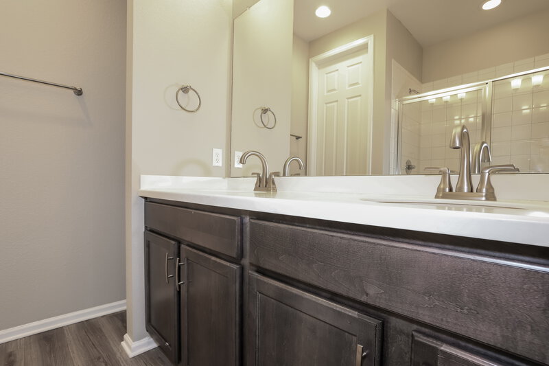 2,695/Mo, 17918 E 99th Pl Commerce City, CO 80022 Main Bathroom View