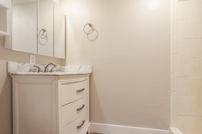 2,450/Mo, 19700 E Bates Ave Aurora, CO 80013 Bathroom View