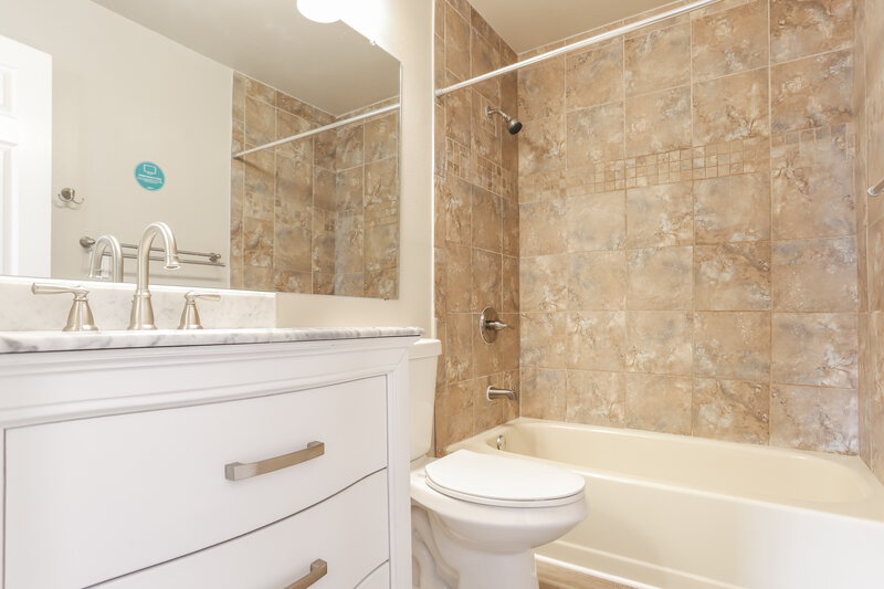2,450/Mo, 19700 E Bates Ave Aurora, CO 80013 Bathroom View 2