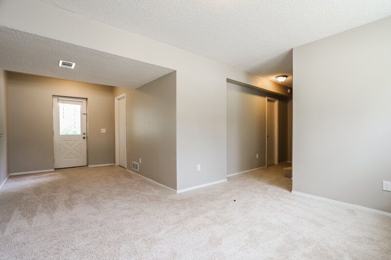 3,310/Mo, 7847 W Brook Dr Littleton, CO 80128 Living Room View