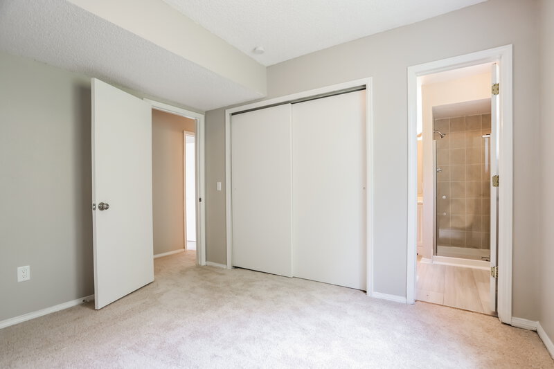 3,310/Mo, 7847 W Brook Dr Littleton, CO 80128 Bedroom View