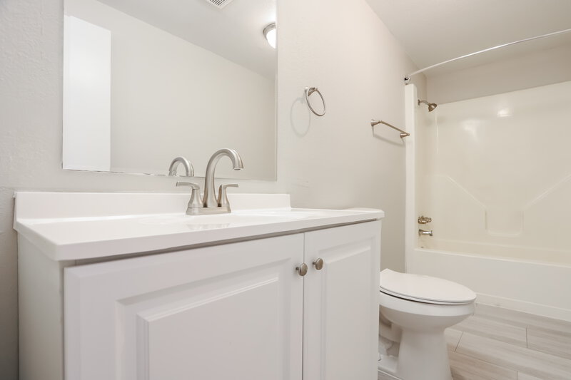 3,310/Mo, 7847 W Brook Dr Littleton, CO 80128 Bathroom View