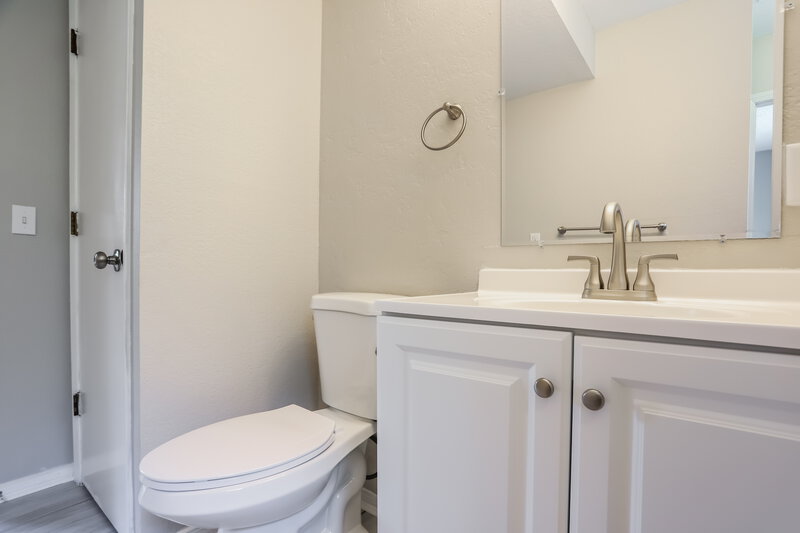 3,310/Mo, 7847 W Brook Dr Littleton, CO 80128 Bathroom View 2