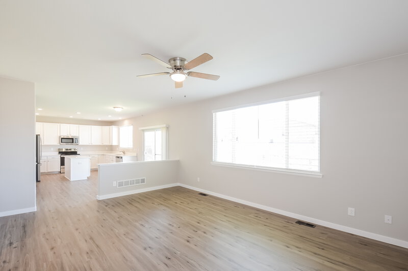 3,155/Mo, 3903 S Shawnee Way Aurora, CO 80018 Living Room View 2