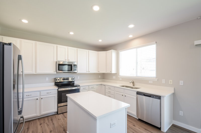 3,155/Mo, 3903 S Shawnee Way Aurora, CO 80018 Kitchen View 2